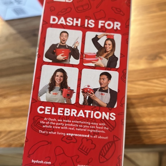 DASH MINI GINGERBREAD WAFFLE MAKER: RED: NEW IN BOX - Picture 4 of 4